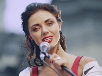 В белоснежном корсете: певица Вика из «НеАнгелов» кокетничала на видео
