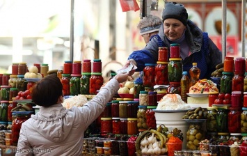 Три четверти украинцев делают продуктовые запасы на зиму