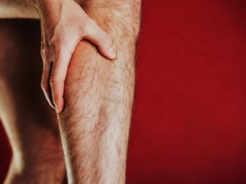Боль в ногах при ходьбе может означать заболевание периферических артерий
