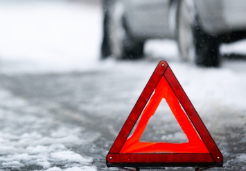Мокрый снег и гололед в Днепре и области: куда звонить, если попали в чрезвычайную ситуацию на дороге