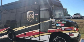 Гоночный грузовик NASCAR UPS продадут на аукционе (ВИДЕО)
