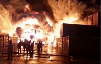 Эпичность "10 из 10": в России вспыхнул адский пожар в ангаре с каучуком. Фото