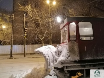 В Днепр ворвался обильный снегопад: как будет ходить транспорт (Фото)