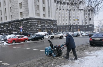 На улицы Киева массово вышла снегоуборочная техника