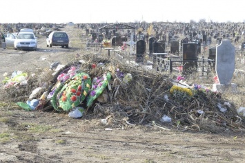 Власти Симферополя рассказали, что будут делать с мусором на городском кладбище