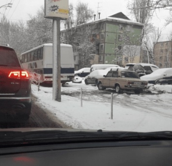 В Днепре у автобуса отпало колесо: кому не повезло (Фотофакт)