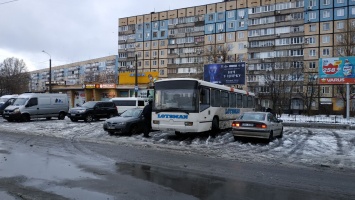 Первый снег в Днепре: как работает транспорт и где в городе пробки?