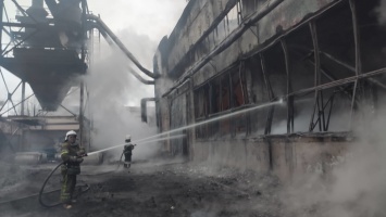В Полтаве сгорел склад завода металлопластиковых окон (фото)