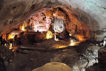 Пещера Трехглазка на Ай-Петри в Ялте - в десятке самых интересных для спелеотуризма в России