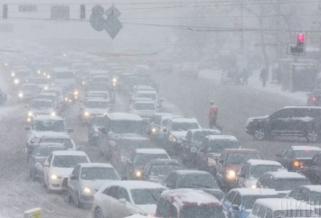 Выпавший накануне первый снег привел к тому, что Киев оказался парализован пробками