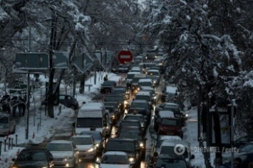 Тянутся километры: Киев замер в пробках из-за снега