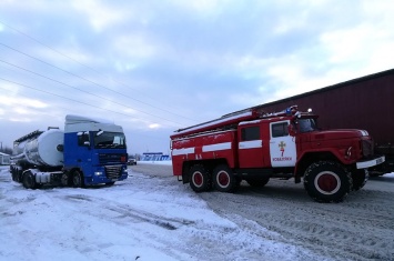 На Полтавщине 12 грузовиков застряли в снегу