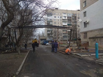 В Николаеве при ремонте внутриквартальных проездов повредили теплосеть - два многоквартирных дома остались без тепла (ФОТО)