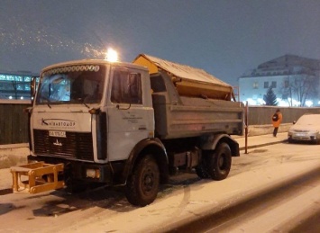 В КГГА рассказали, сколько машин очищает столицу от снега