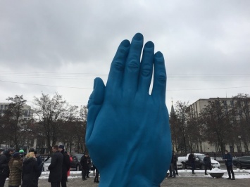 В центре Днепра появилась гигантская синяя рука: что значит этот арт-объект, - ФОТО