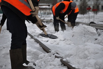 Снегопад в Харькове: сколько дворников расчищают дворы и тротуары
