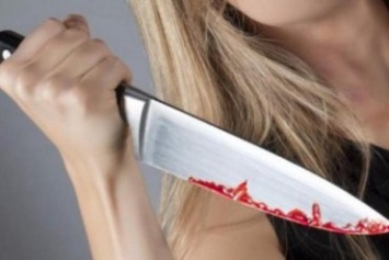 Женщина нанесла домогавшемуся бывшему мужу 13 ударов ножом и совком