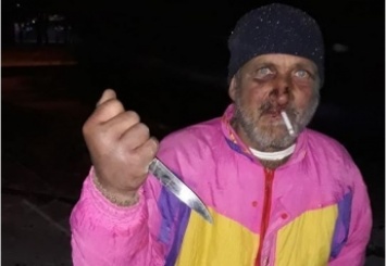 В Киеве опасный мужчина с ножом напугал жителей: фотофакт