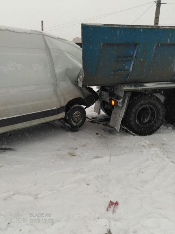 В Лисичанске снег парализовал движение: снегоуборочная машина попала в ДТП (фото)