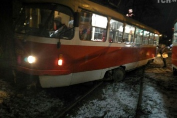 В Киеве трамвай слетел с путей и врезался в дерево