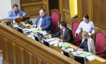 Рада повторно приняла закон о верификации госвыплат с предложениями президента