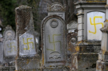 На еврейском кладбище во Франции осквернено более 100 могил