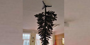 В омском детском саду новогоднюю елку прибили к потолку
