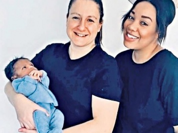 Лесбиянки из Британии выносили ребенка в обеих матках