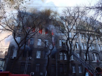 Пожарные до сих пор борются с огнем, в здании могут еще оставаться люди