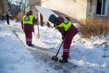 «Приходится выходить на работу в пять утра»: как в Харькове дворы расчищают от снега