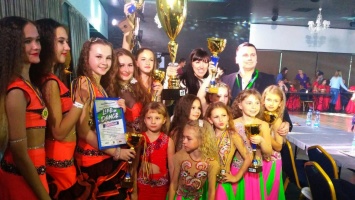 Восточным танцовщицам из Никополя вручили Кубки на Чемпионате Украины