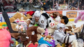Болельщики Херши обновили мировой рекорд, забросав лед 45 тыс. игрушек