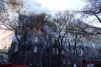 Студенты прыгали из окон, погибла преподаватель. В Одессе горит колледж. Все подробности