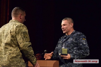 В Николаеве командующий ВМС Украины и морской пехоты награждали военнослужащих