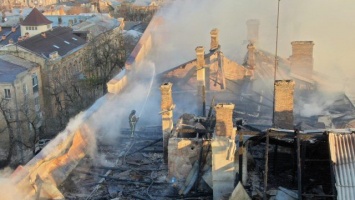Люди падали из окон: видео пожара в колледже Одессы 18+