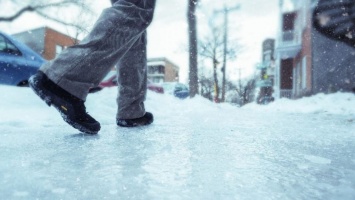Как не упасть на льду: травматологи Днепра рассказали о самом важном