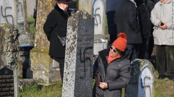 Во Франции обрисовали свастикой более 100 могил на еврейском кладбище