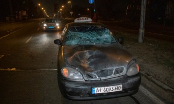 В Киеве ночью такси сбило пешехода, его госпитализировали в тяжелом состоянии
