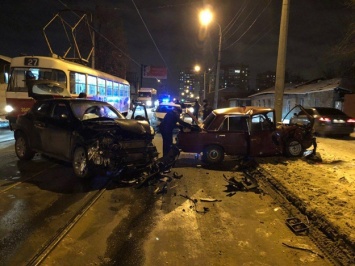 Трое пострадавших: на Гольдберговской - ДТП на трамвайных путях