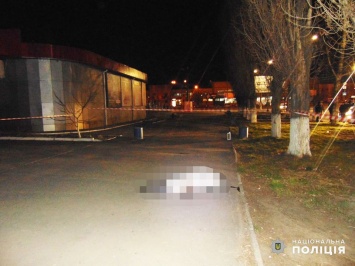 В Николаеве возле супермаркета нашли труп бездомного с ножевой раной