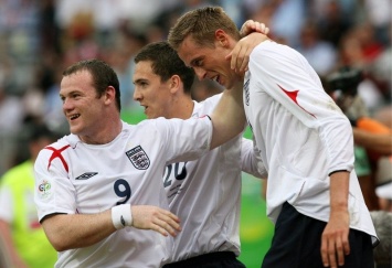 Экс-игроки сборной Англии провели дуэль взглядов, правда для одного из них для этого понадобился табурет