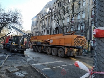 Одесса: для разбора пожарища на Троицкой прибыл спецкран