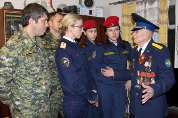 В Крыму офицеры и кадеты следкома помогли ветерану Великой Отечественной войны
