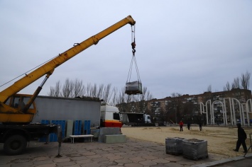 В Запорожье на площади Фестивальной монтируют оборудование для ледового катка, - ФОТОРЕПОРТАЖ