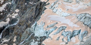 Новозеландские ледники покраснели