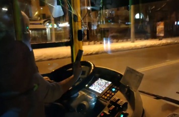 В Полтаве водитель троллейбуса говорила по видеосвязи во время движения (видео)