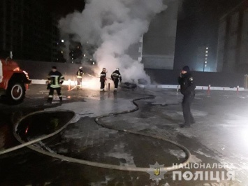 Во дворе дома на Салтовке загорелся автомобиль: полиция устанавливает причины, - ФОТО