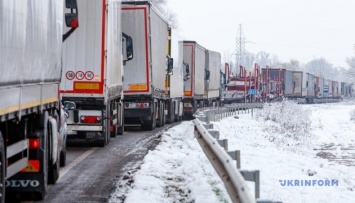 Пограничники объяснили скопление грузовиков возле Ужгорода