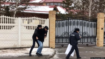 В Казахстане художник пришел к посольству Украины извиняться за заявление Токаева о Крыме - ему не разрешила охрана