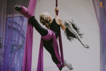 Воздушная гимнастка во время соревнований получила тяжелые травмы после падения с 8 метров
